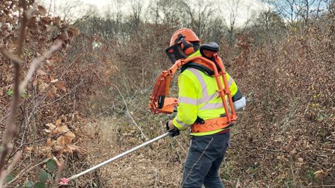 Les exosquelettes diminuent le poids ressenti lors de travaux de taille. EXHAUSS